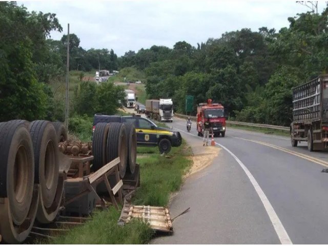 Carreta bitrem tomba na BR-364 e espalha gros na pista