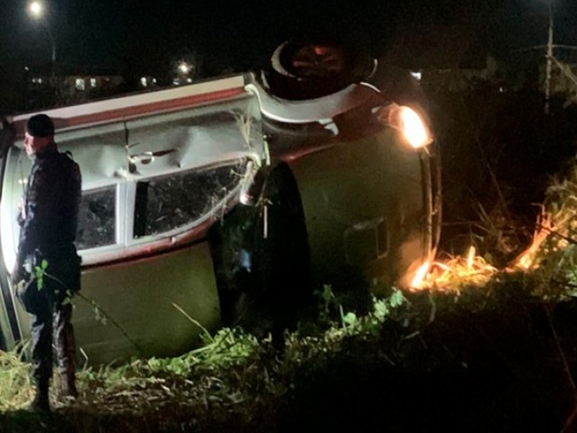 Dupla  presa aps capotar caminhonete roubada durante perseguio no Orgulho do Madeira