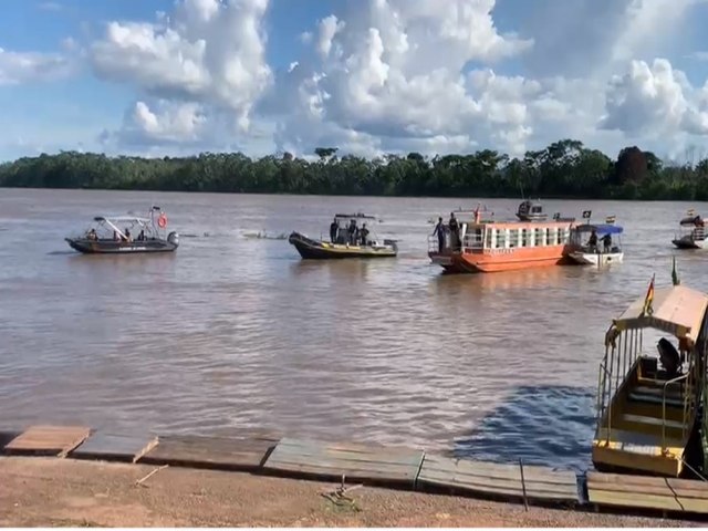 Porto fluvial de Guajar-Mirim  reaberto; embarcao 'sequestrada' foi escoltada at o Brasil