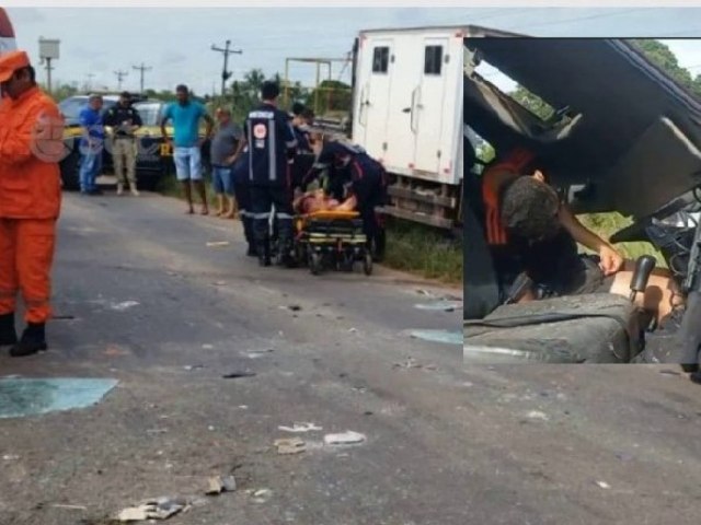 Coliso frontal entre carretas na BR-364 deixa motorista gravemente ferido