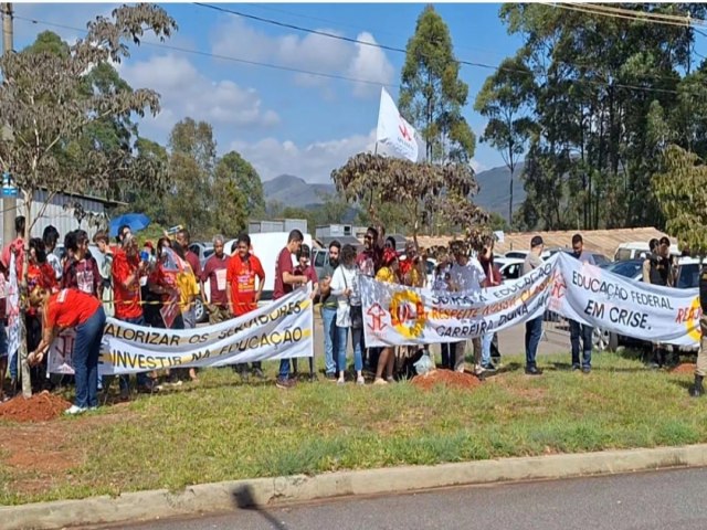 Professores, sindicalistas e bolsonaristas fazem protesto durante visita de Lula em fbrica de Nova Lima