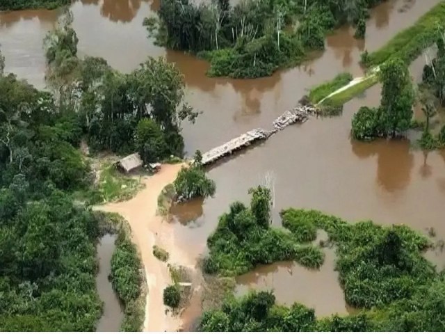 Polcia Federal destri ponte de acesso  terra indgena no Par