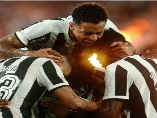 Botafogo acorda no 2 tempo, bate Vitria e sai na frente na Copa do Brasil