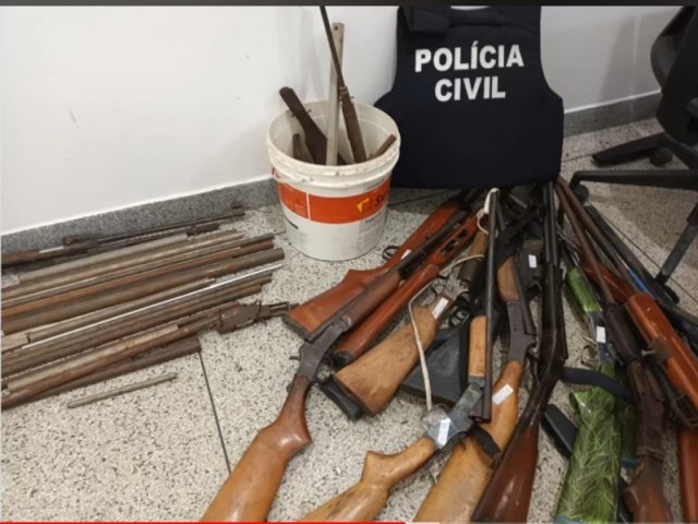 A polcia civil de Buritis realizou uma operao no dia de hoje (9) que resultou na apreenso de vrias armas. Essa apreenso ocorreu durante o andamento das investigaes acerca da morte do ex-vereador Marcelo Mendes.