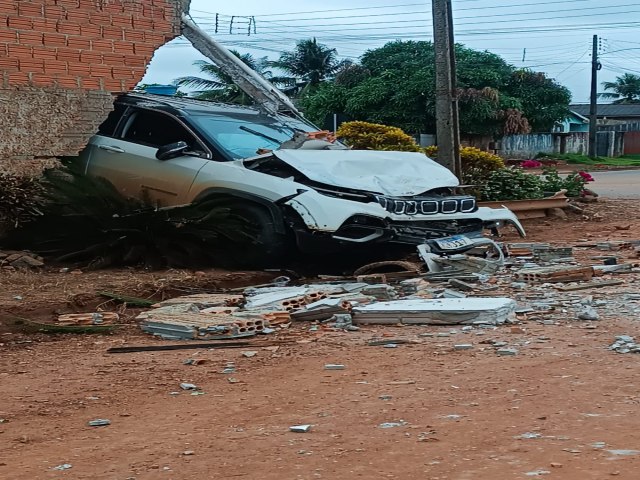 Condutor de Jeep Compass colide em residncia na madrugada deste domingo em Alta Floresta dOeste