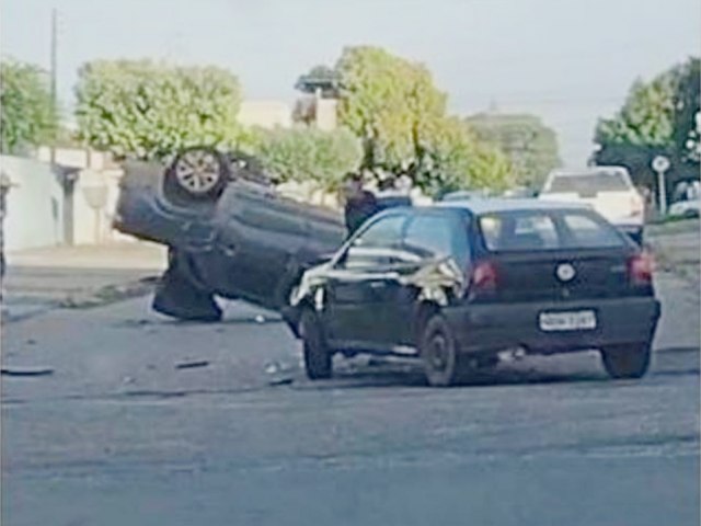 Carro tomba em coliso no centro de Vilhena; no houve feridos