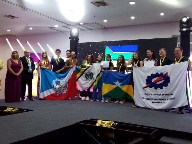 Alunos de Monte Negro/RO apresentaram com excelncia na Feira  de Cincias em Fortaleza/ CE .