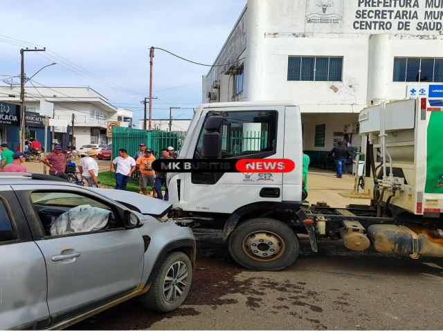 BURITIS - acidente na avenida Porto Velho envolvendo um caminho de coleta de lixo e um Fiat Strada. 