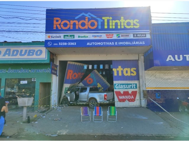 Caminhonete perde controle e invade a loja Rondo tintas em Buritis-RO