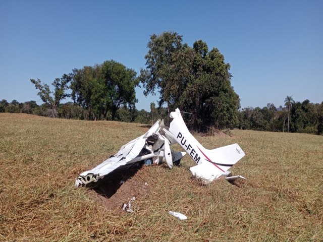 Piloto e funcionrio morrem aps avio cair e partir ao meio em MT