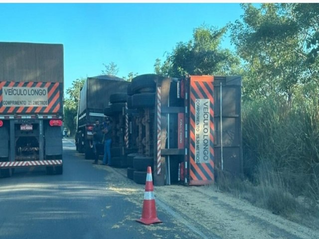 Em Rondnia, carreta bitrem e caminho leiteiro colidem na BR-364 nesta sexta-feira, 21