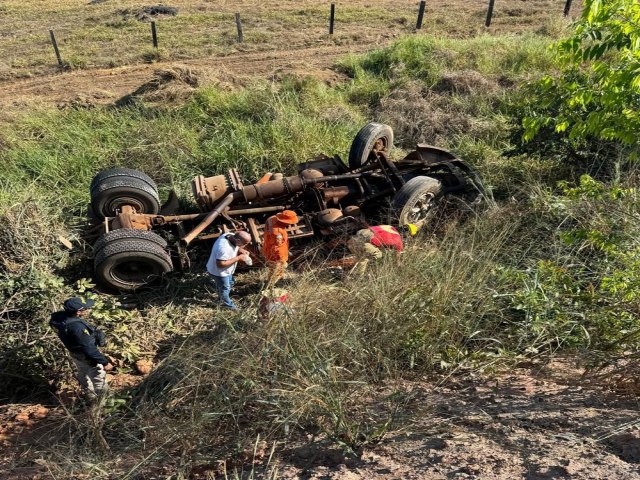 Motorista morre aps capotar caminho na BR 421 em Monte Negro; veja vdeo