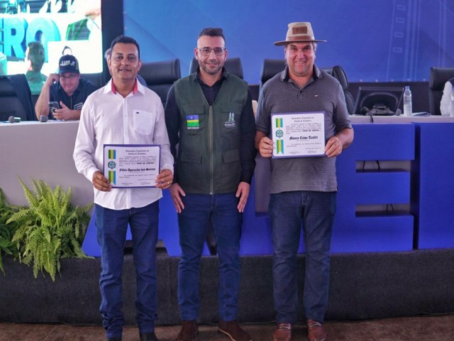 Deputado Ribeiro do Sinpol entrega votos de louvor a servidor pblico e produtor rural