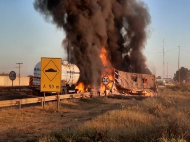 VDEO: Grave acidente entre carretas e nibus deixa 5 mortos e 16 feridos na BR-364