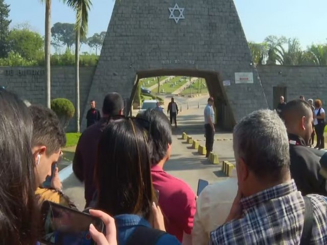 Corpo de Silvio Santos  sepultado em cemitrio judaico de SP