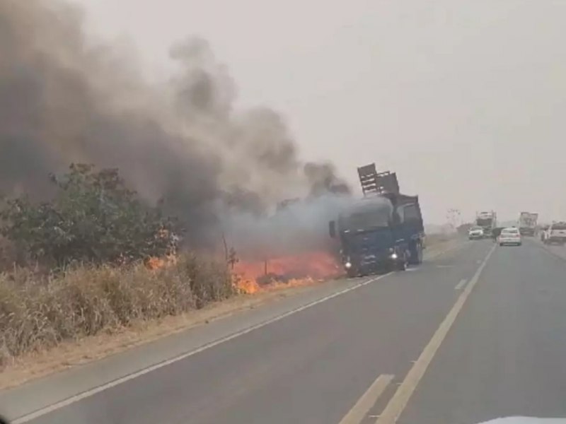 Caminho boiadeiro pega fogo na BR-364 sentido a Ji-Paran