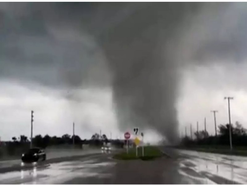 Tornados se espalham em vrias cidades da Flrida e so flagrados por moradores