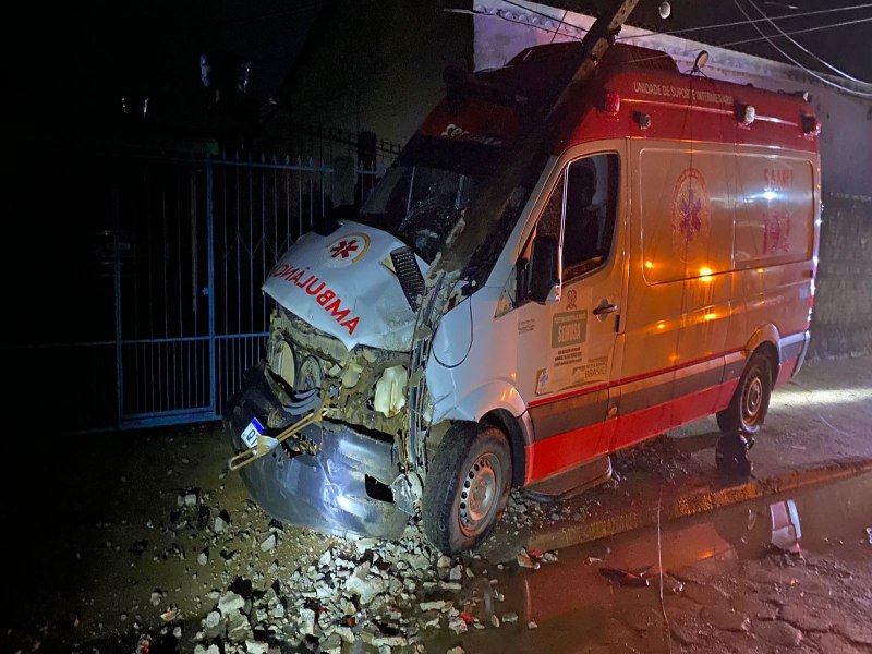  Ambulncia do Samu bateu contra um poste na noite desta tera-feira em Buritis.