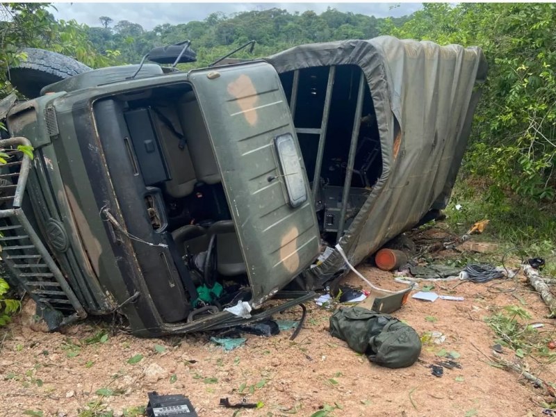 Caminho do exrcito cai em ribanceira na BR 364 e deixa pelo menos um morto em Rondnia