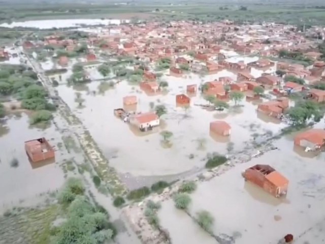 MORADORES CLAMAM POR SOCORRO APS A VILA NOVA, NO PROJETO N-7, EM PETROLINA-PE FICAR COMPLETAMENTE INUNDADA DEVIDO S FORTES CHUVAS; VEJA O VDEO