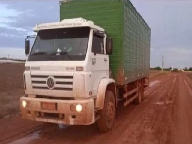 Criminosos disparam tiros e roubam caminho em Lagoa Grande