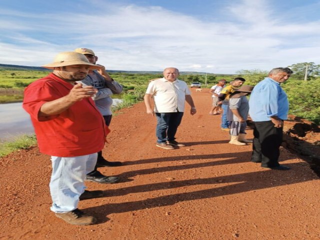 Prefeito Gildevan visita Stio Luzia e se compromete a recuperar Barragem Pblica