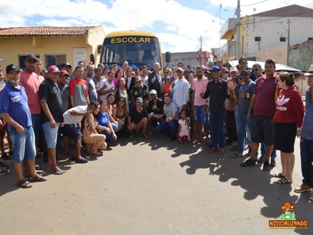 Prefeito Gildevan Melo entrega micronibus para Santa Filomena e anuncia novas obras e recursos