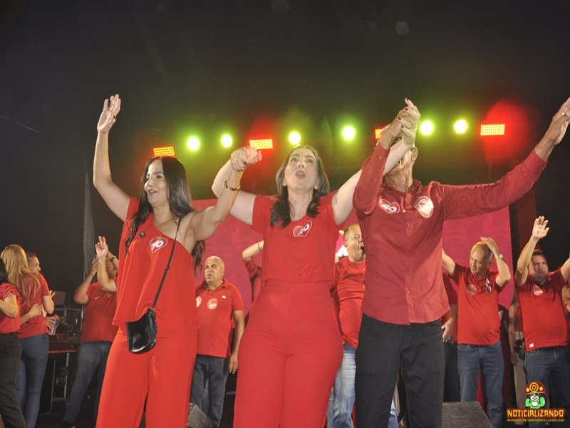  na reta final da corrida eleitoral, candidata a vereadora Corrinha da Sade mostra fora em comcio 