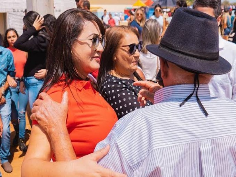 Eliane Soares entrega duas novas praas e 10 veculos 0km em Santa Cruz, no Araripe