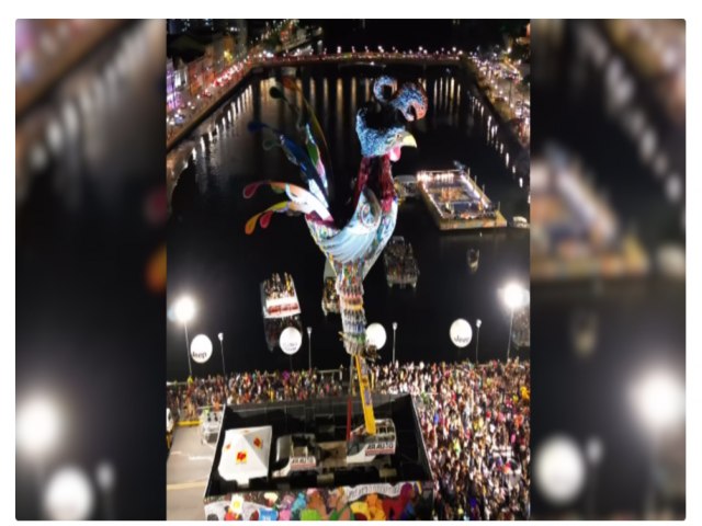 Recife Celebra com a Instalao da Gigantesca Esttua do Galo da Madrugada